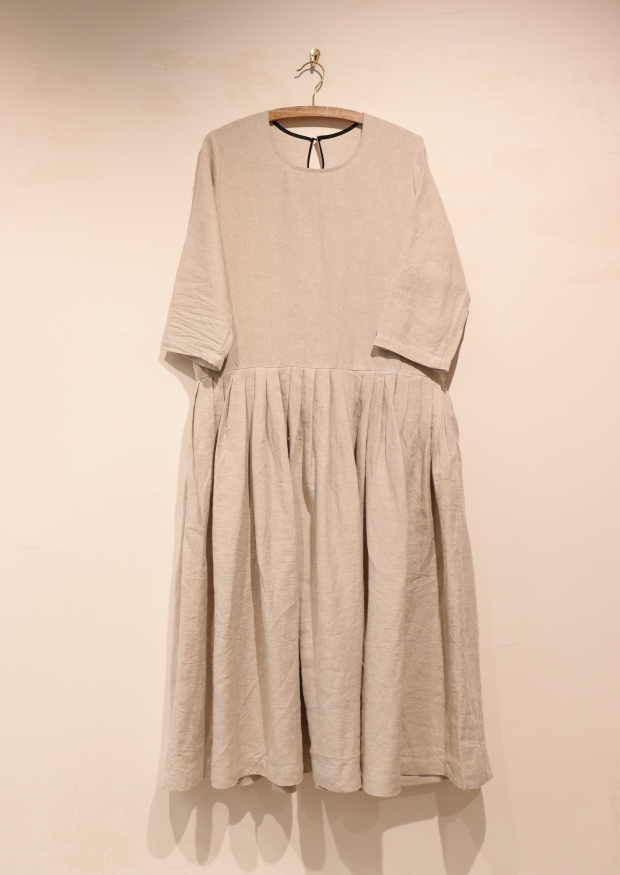 Pleated dress,  3/4 sleeves, beige linen