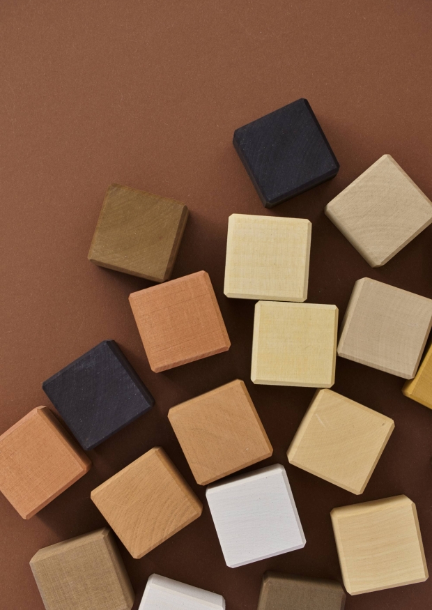 Cubes en bois, teintes de peaux