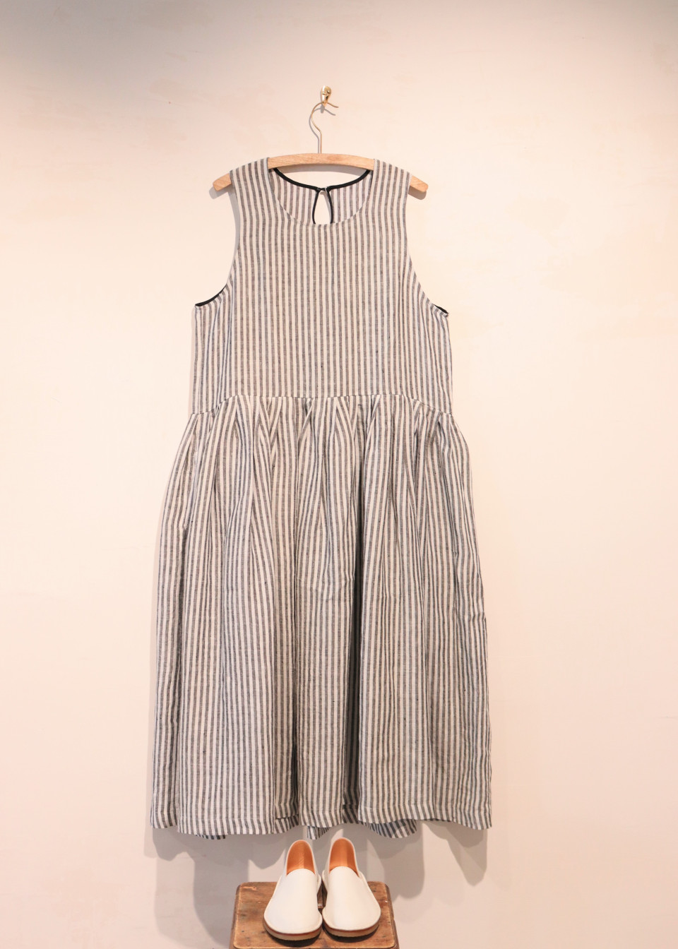 Uniform pleated dress, sleeveless, light stripes linen