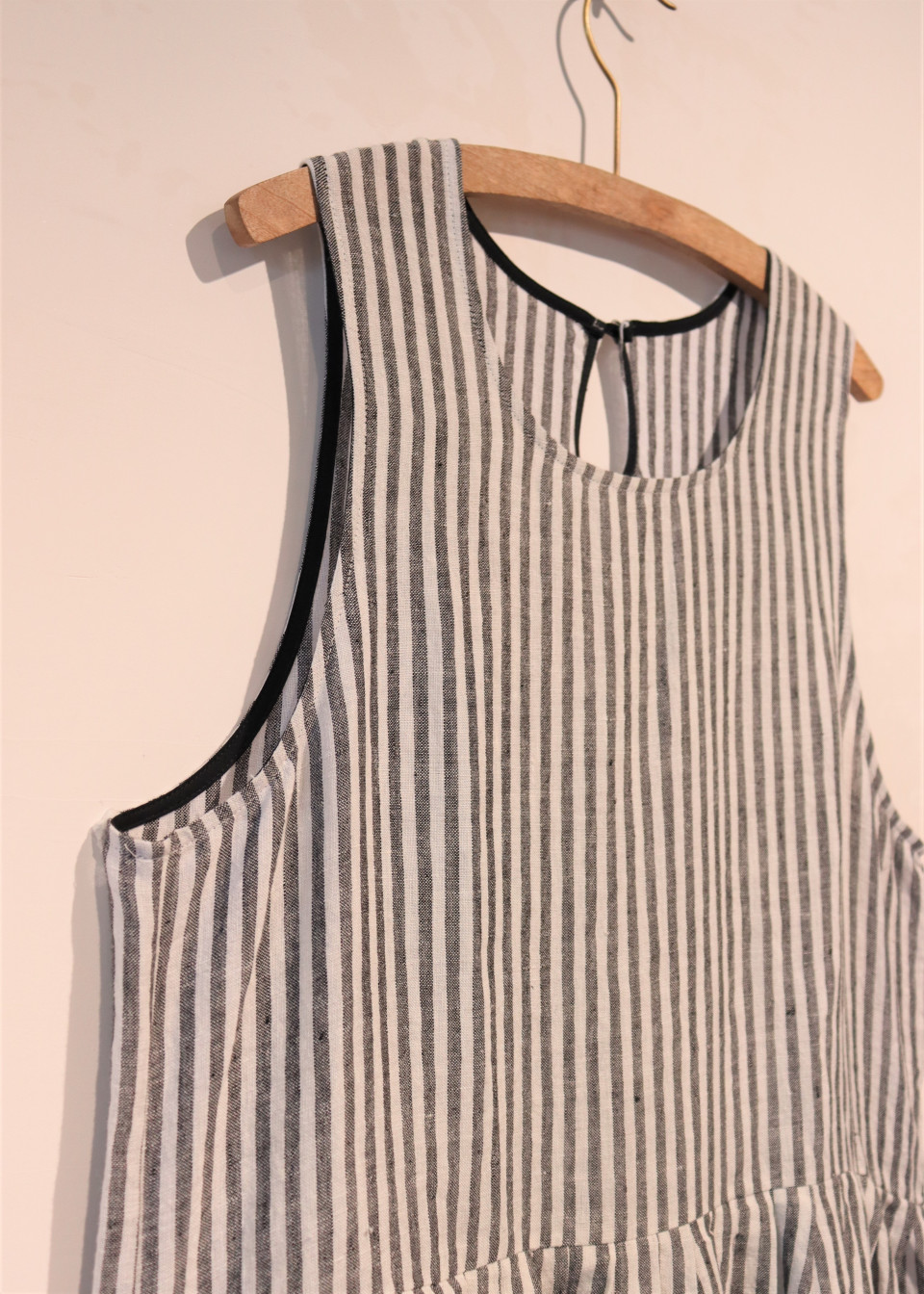 Uniform pleated dress, sleeveless, light stripes linen