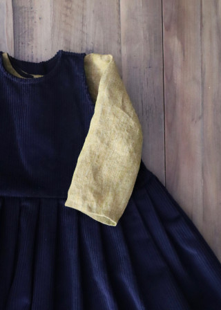 Sleevesless pleated dress, night blue corduroy