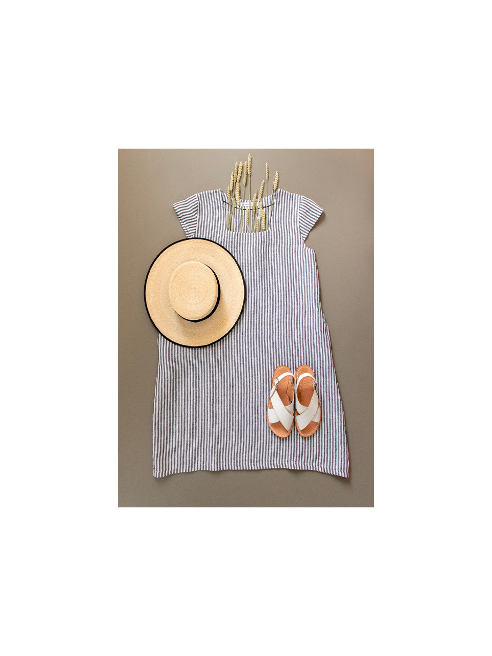 Flared dress, short sleeves, squared neck, light stripes linen