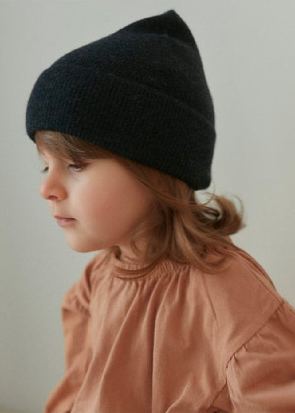 Bonnet fin en laine merinos gris sombre - MILLE FAMILY Bonnet fin en laine merinos gris sombre - MILLE FAMILY