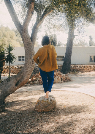 Pleated shirt, mustard linen