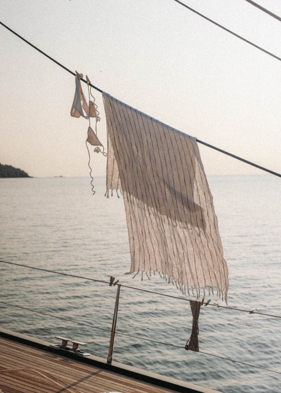Drap de plage sur noir - MIZAR & ALCOR Drap de plage sur noir - MIZAR & ALCOR