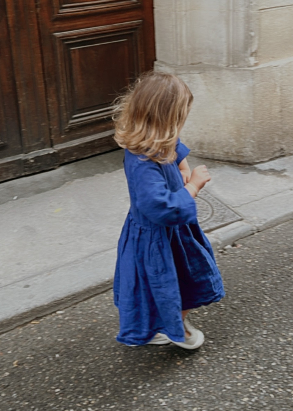 Kid's pleated dress in blue linen - LE VESTIAIRE DE JEANNE Kid's pleated dress in blue linen - LE VESTIAIRE DE JEANNE