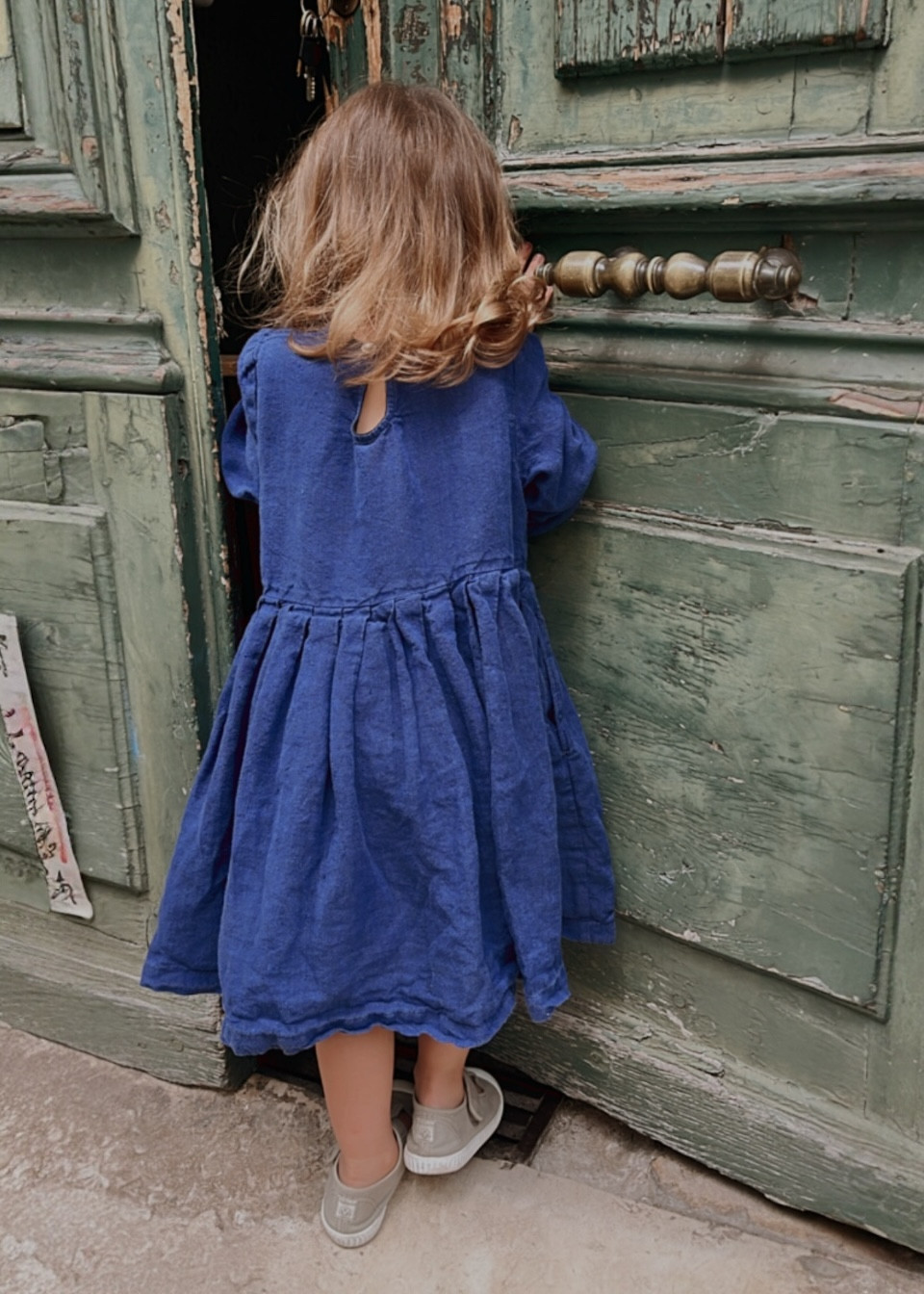 Kid's pleated dress in blue linen - LE VESTIAIRE DE JEANNE Kid's pleated dress in blue linen - LE VESTIAIRE DE JEANNE