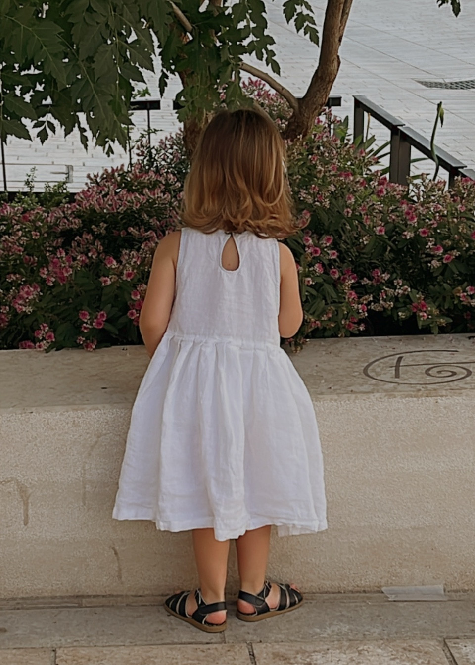Robe à plis sans manches, lin blanc