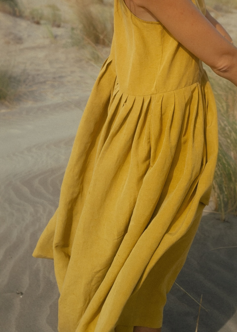 Robe a plis sans manches, lin et soie Soleil - LE VESTIAIRE DE JEANNE Robe a plis sans manches, lin et soie Soleil - LE VESTIAIRE DE JEANNE