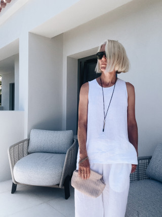 Sleeveless blouse, round neck, white linen