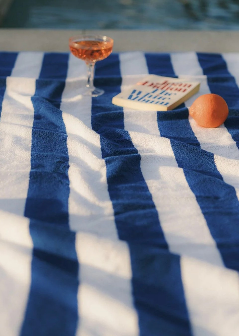 Beach towel in large blue stripes - BUSINESS & PLEASURE