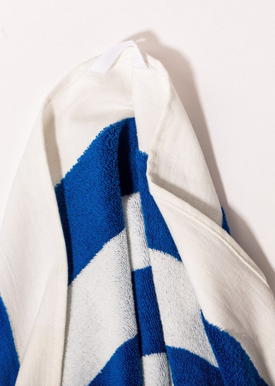 Beach towel in large blue stripes - BUSINESS & PLEASURE