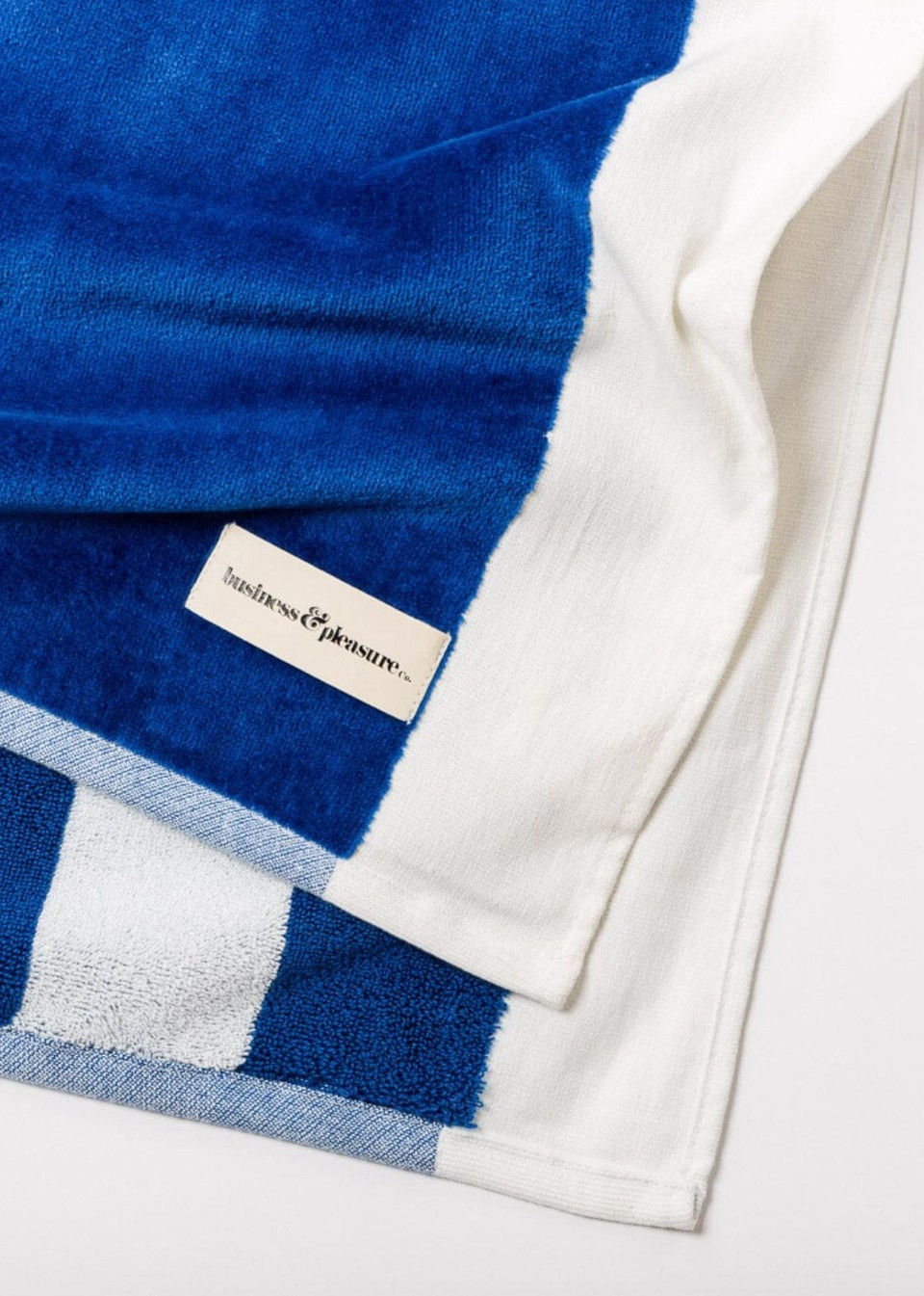 Beach towel in large blue stripes - BUSINESS & PLEASURE
