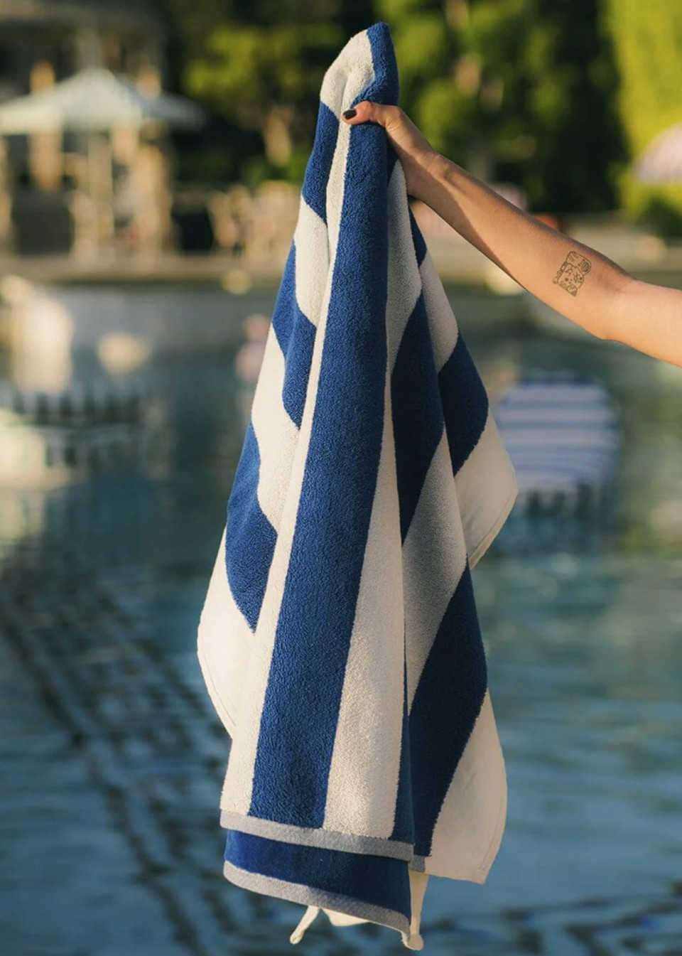 Beach towel in large blue stripes - BUSINESS & PLEASURE