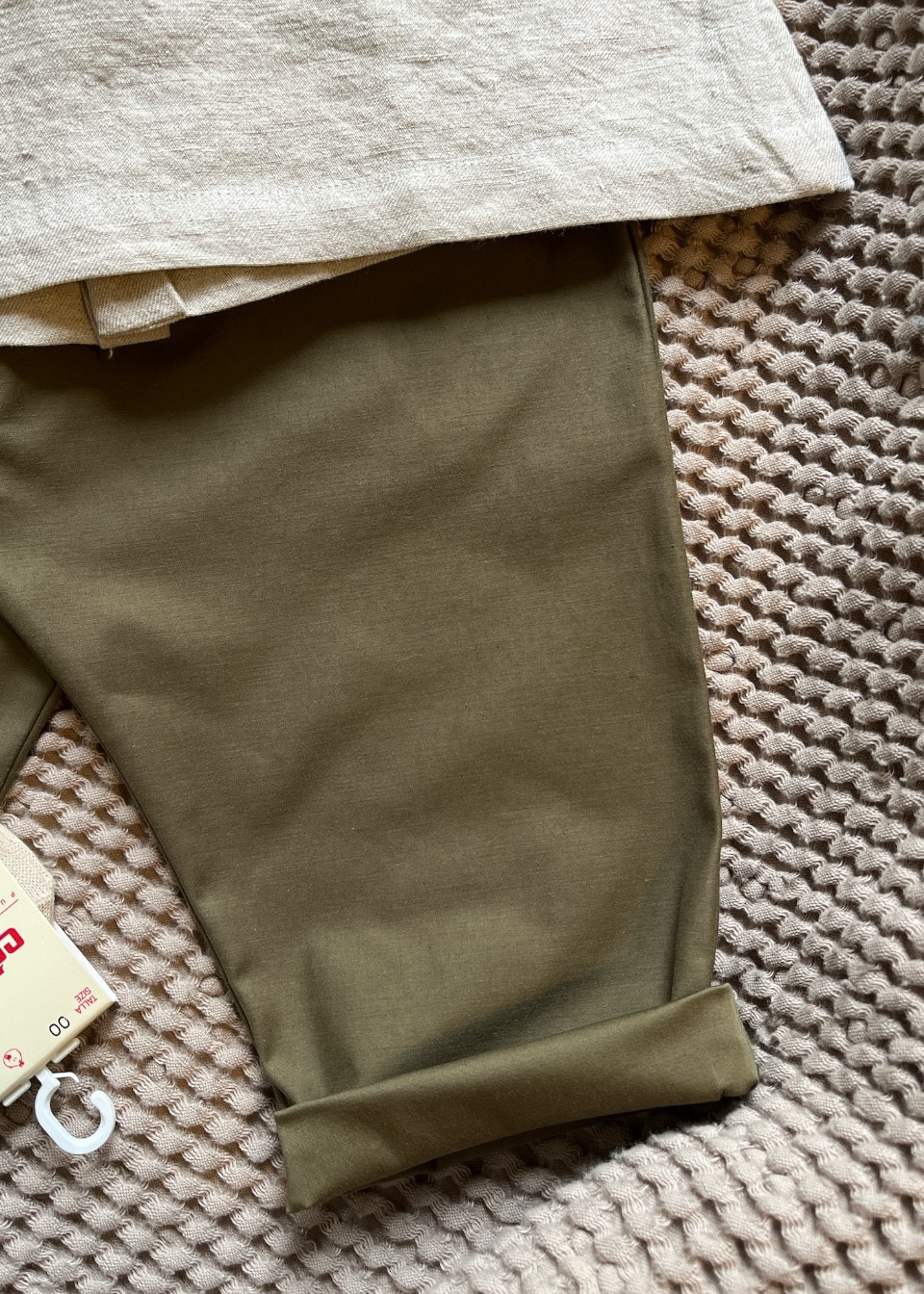 Baby trousers in khaki poplin - LE VESTIAIRE DE JEANNE Baby trousers in khaki poplin - LE VESTIAIRE DE JEANNE