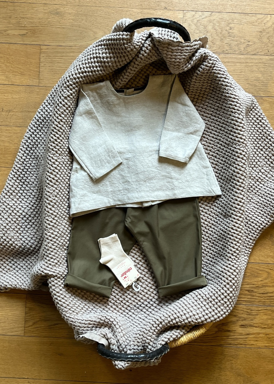Baby trousers in khaki poplin - LE VESTIAIRE DE JEANNE Baby trousers in khaki poplin - LE VESTIAIRE DE JEANNE