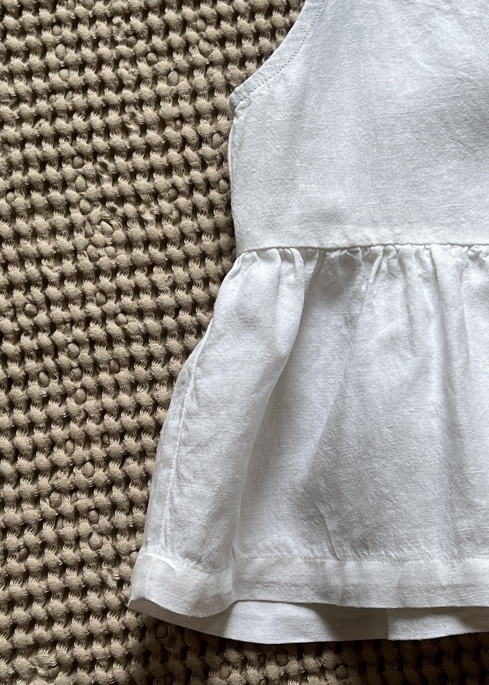 Sleeveless pleated blouse, white linen - LE VESTIAIRE DE JEANNE