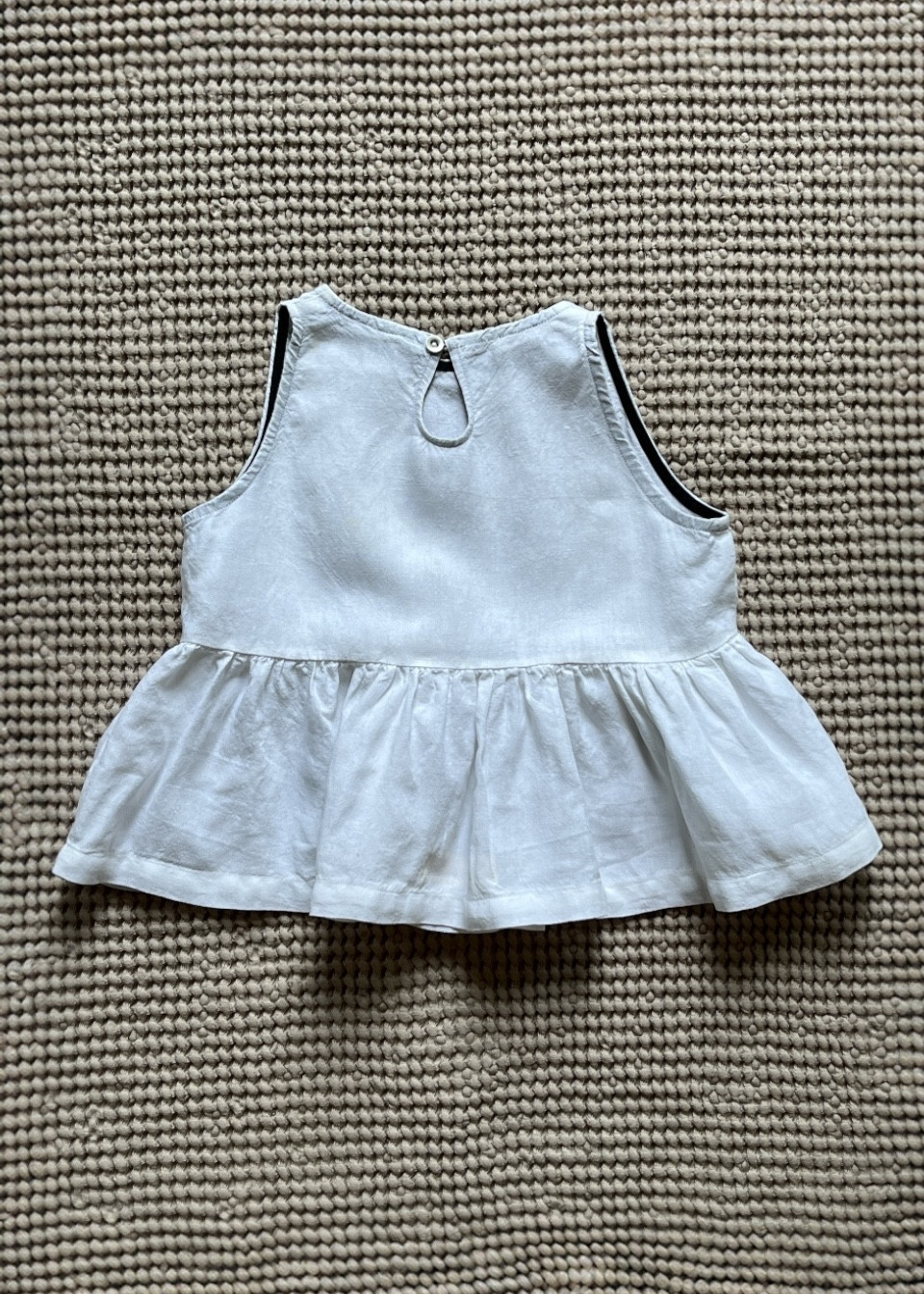 Sleeveless pleated blouse, white linen - LE VESTIAIRE DE JEANNE