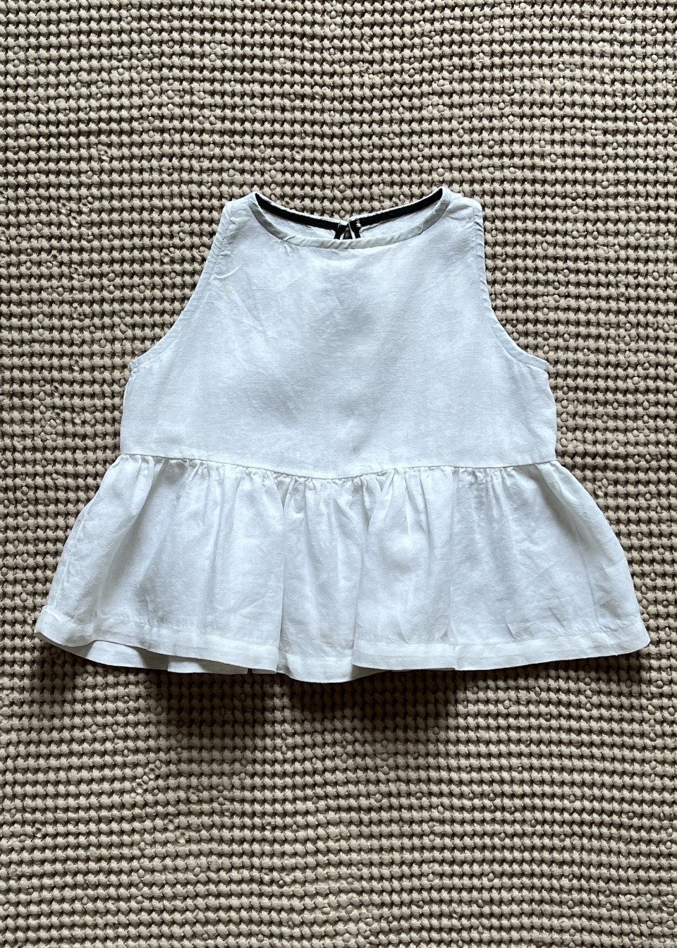Sleeveless pleated blouse, white linen - LE VESTIAIRE DE JEANNE