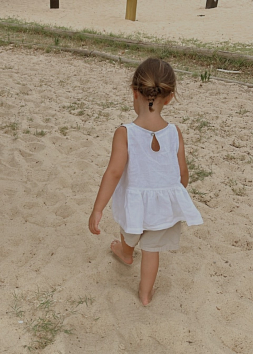 Sleeveless pleated blouse, white linen - LE VESTIAIRE DE JEANNE