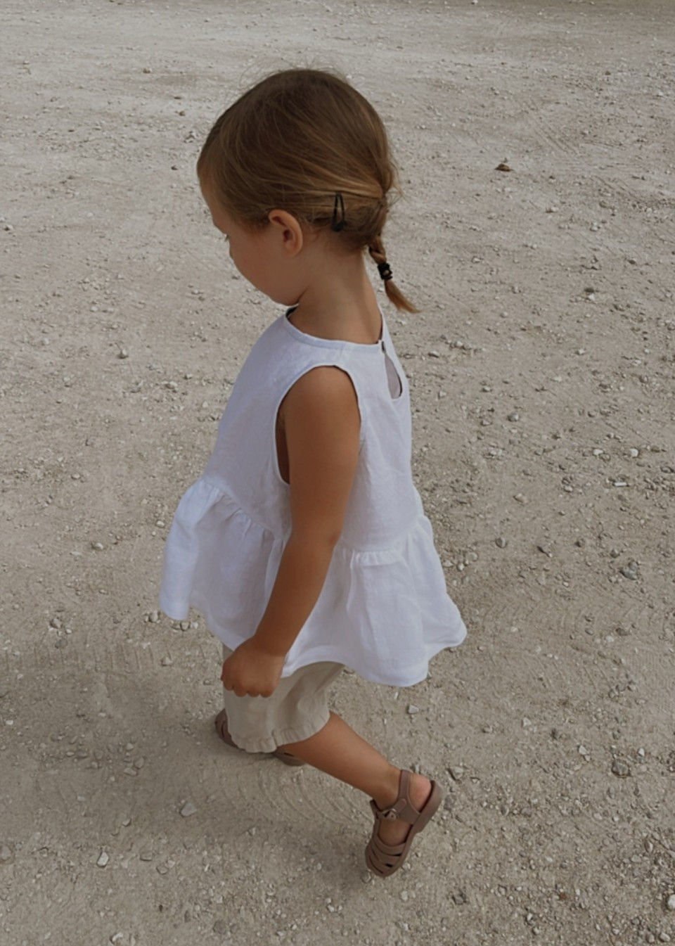 Sleeveless pleated blouse, white linen - LE VESTIAIRE DE JEANNE
