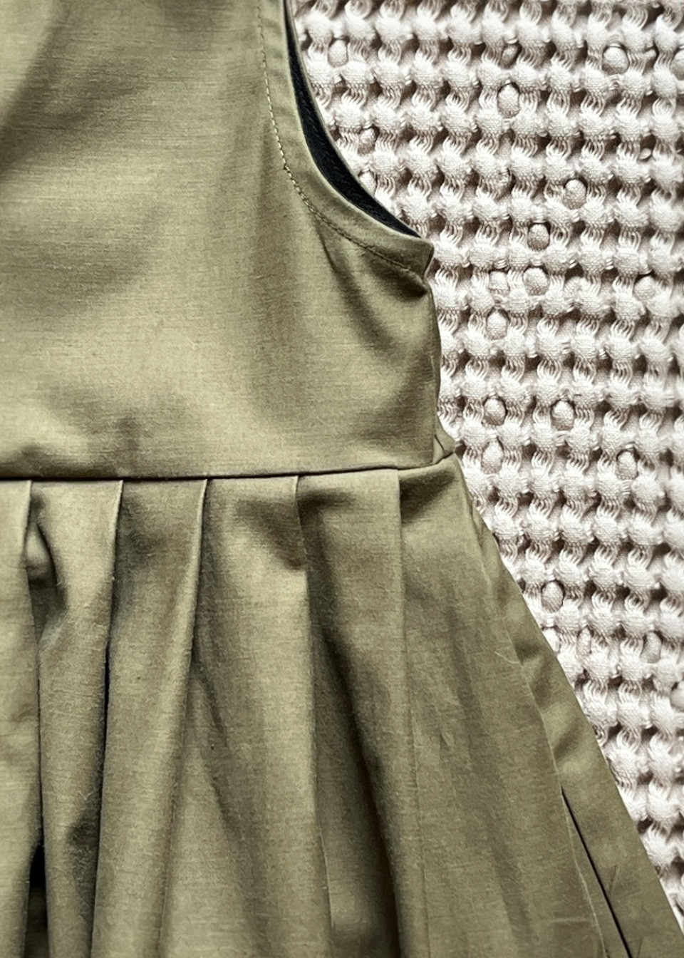 Pleated dress, sleeveless, khaki poplin