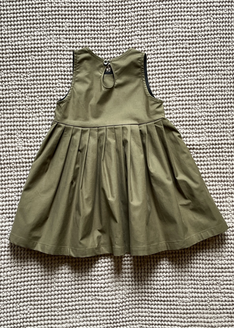 Pleated dress, sleeveless, khaki poplin