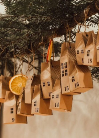 Advent Calendar "Village" - HEAD IN T'CLOUD