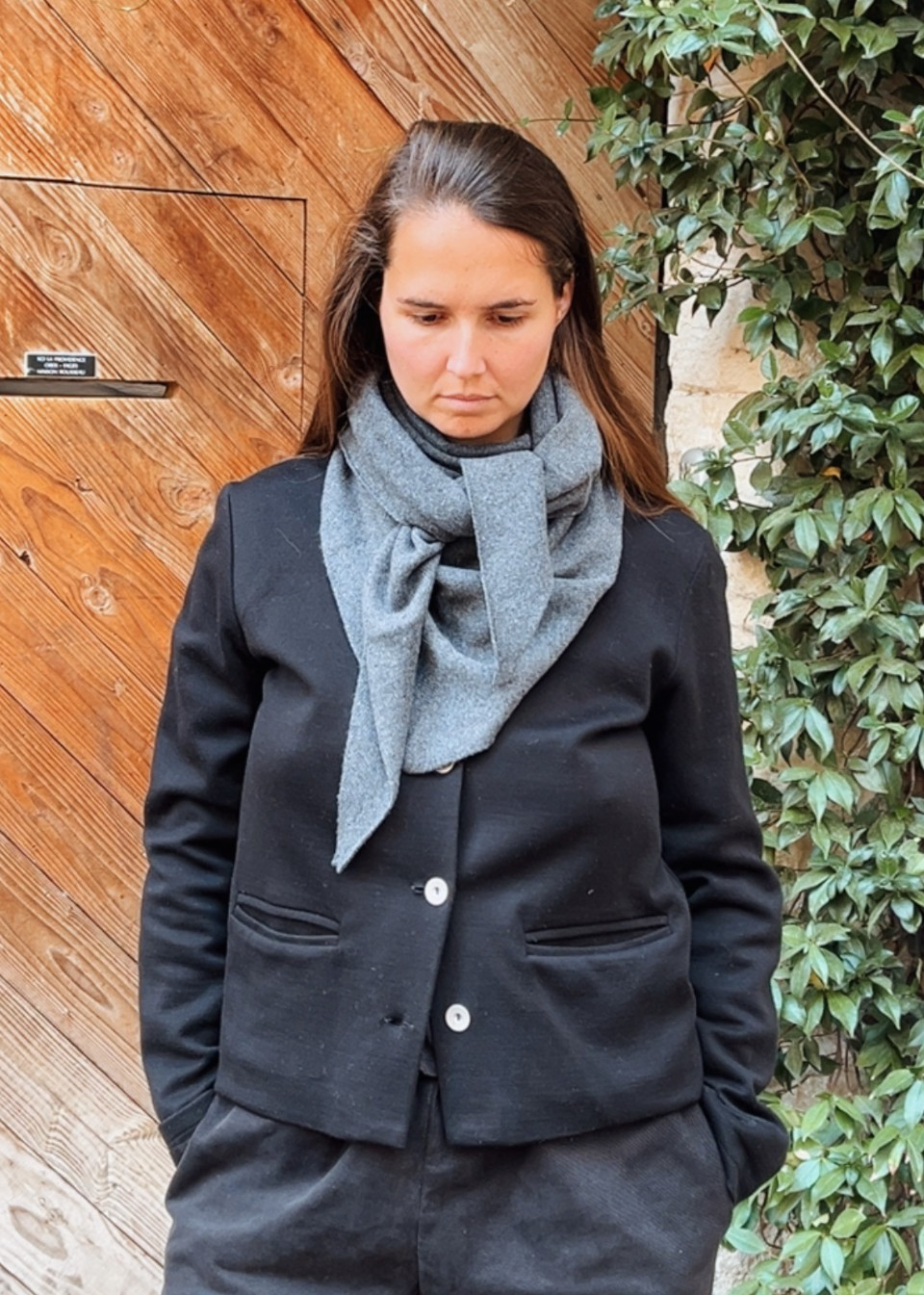 Echarpe triangulaire oversize en laine merinos anthracite - TBCo