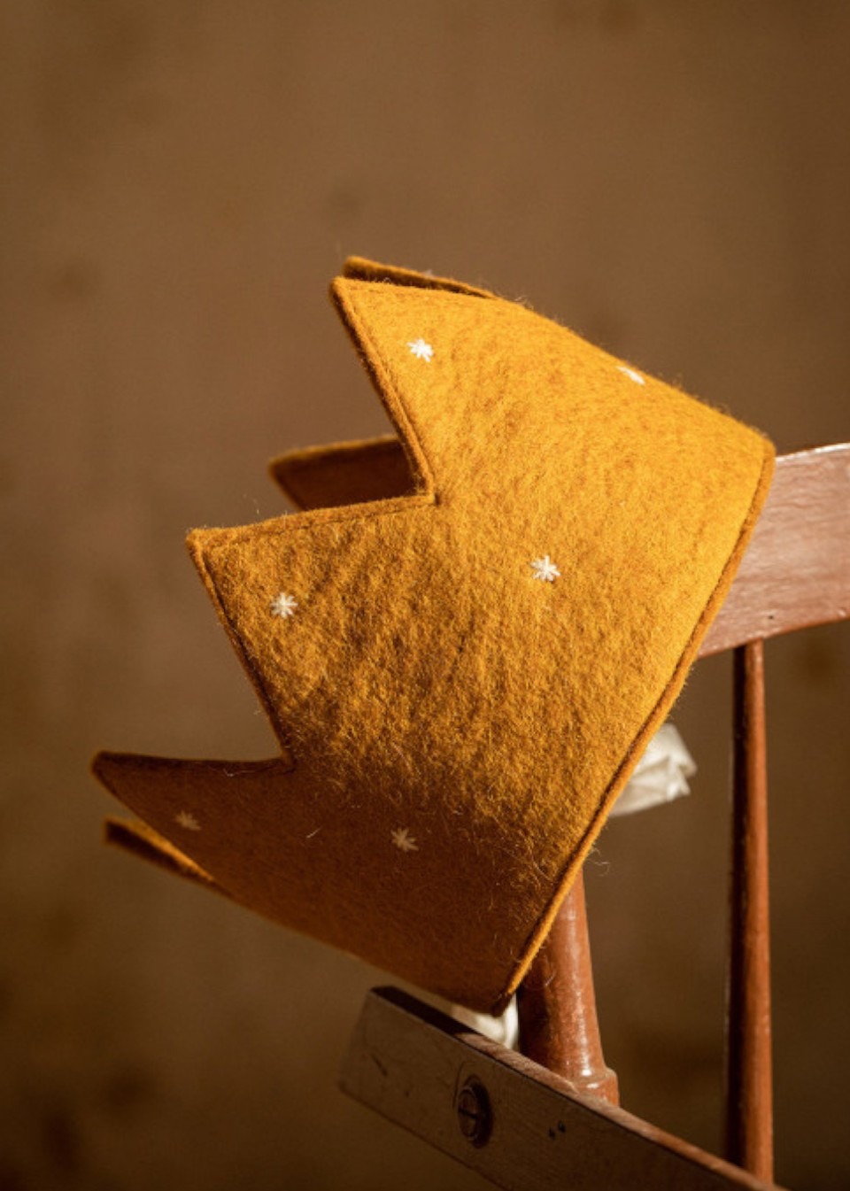 Golden felted crown - MUSKHANE