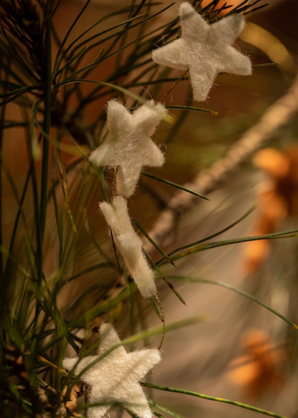 White stars felted garland - MUSKHANE