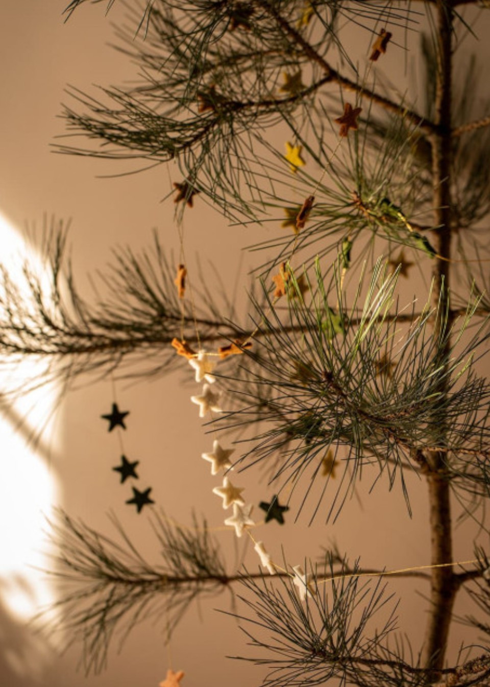 White stars felted garland - MUSKHANE