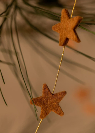 Caramel stars felted garland - MUSKHANE
