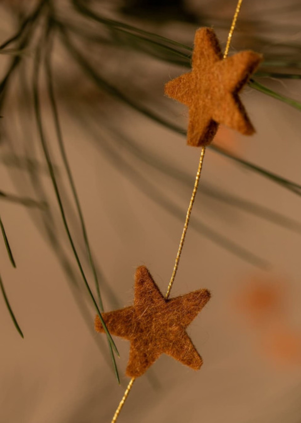 Caramel stars felted garland - MUSKHANE