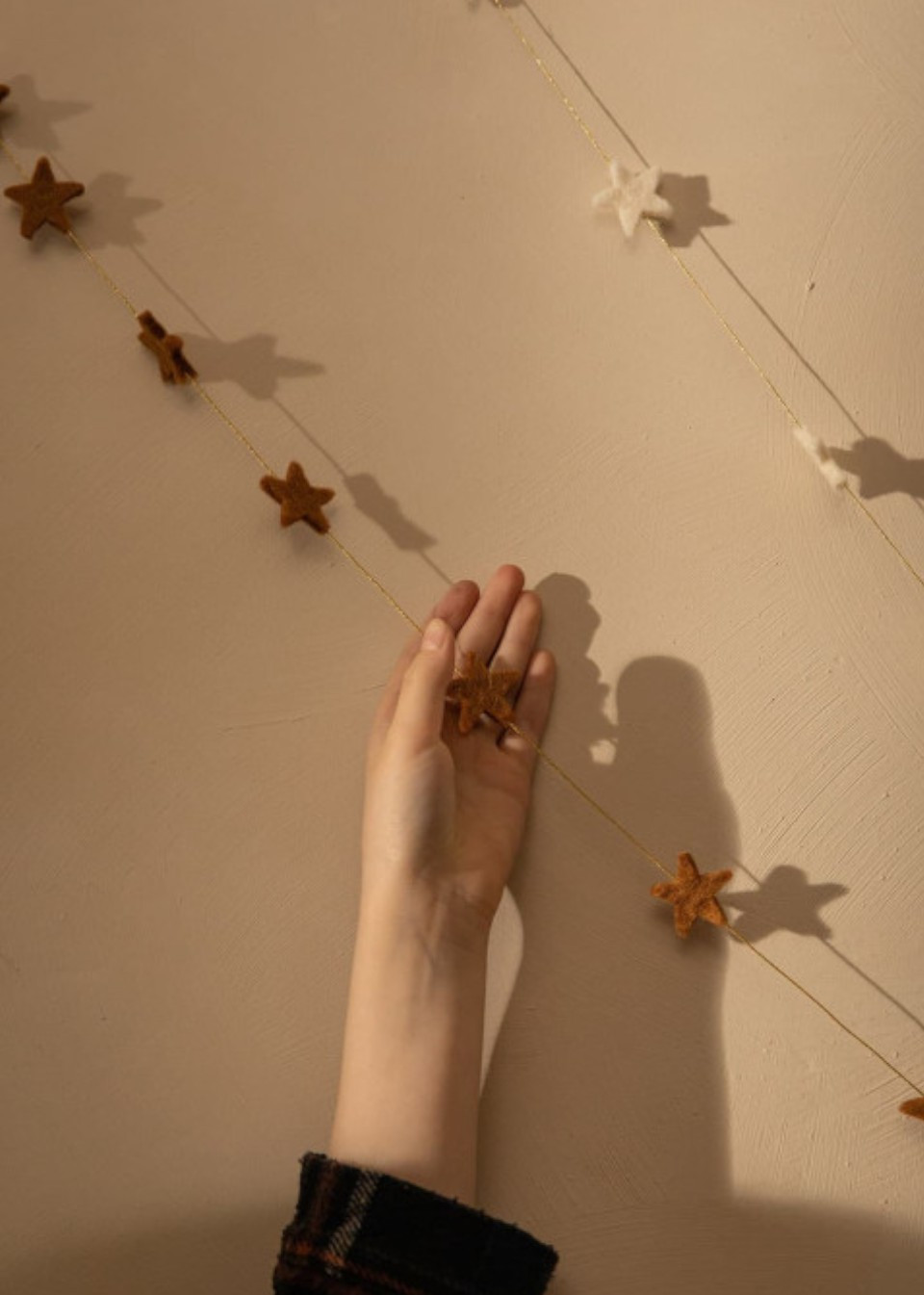 Caramel stars felted garland - MUSKHANE