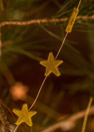 Chartreuse green stars felted garland - MUSKHANE