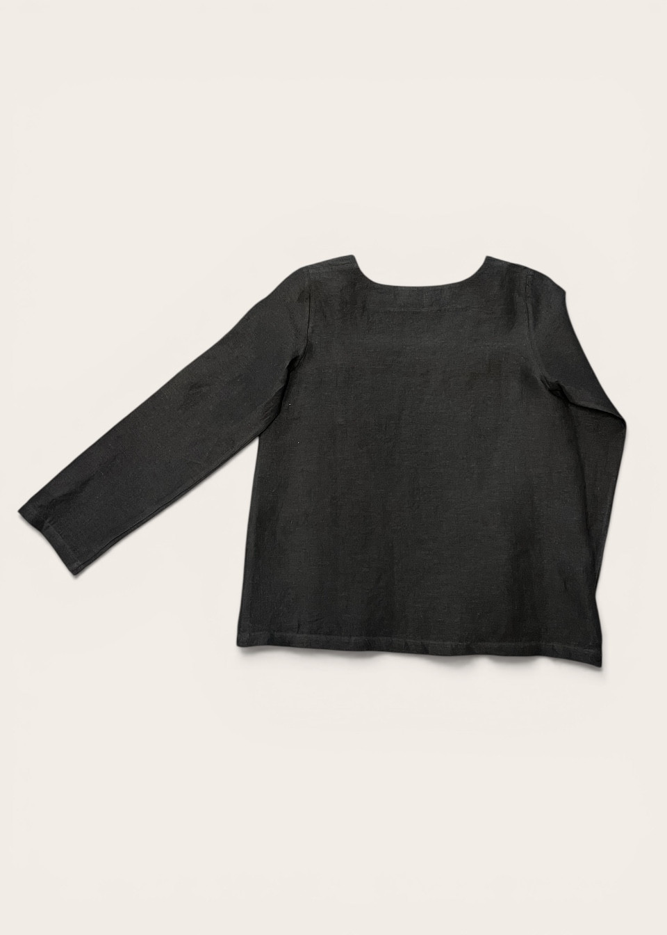 Long sleeves blouse squared neck, black linen
