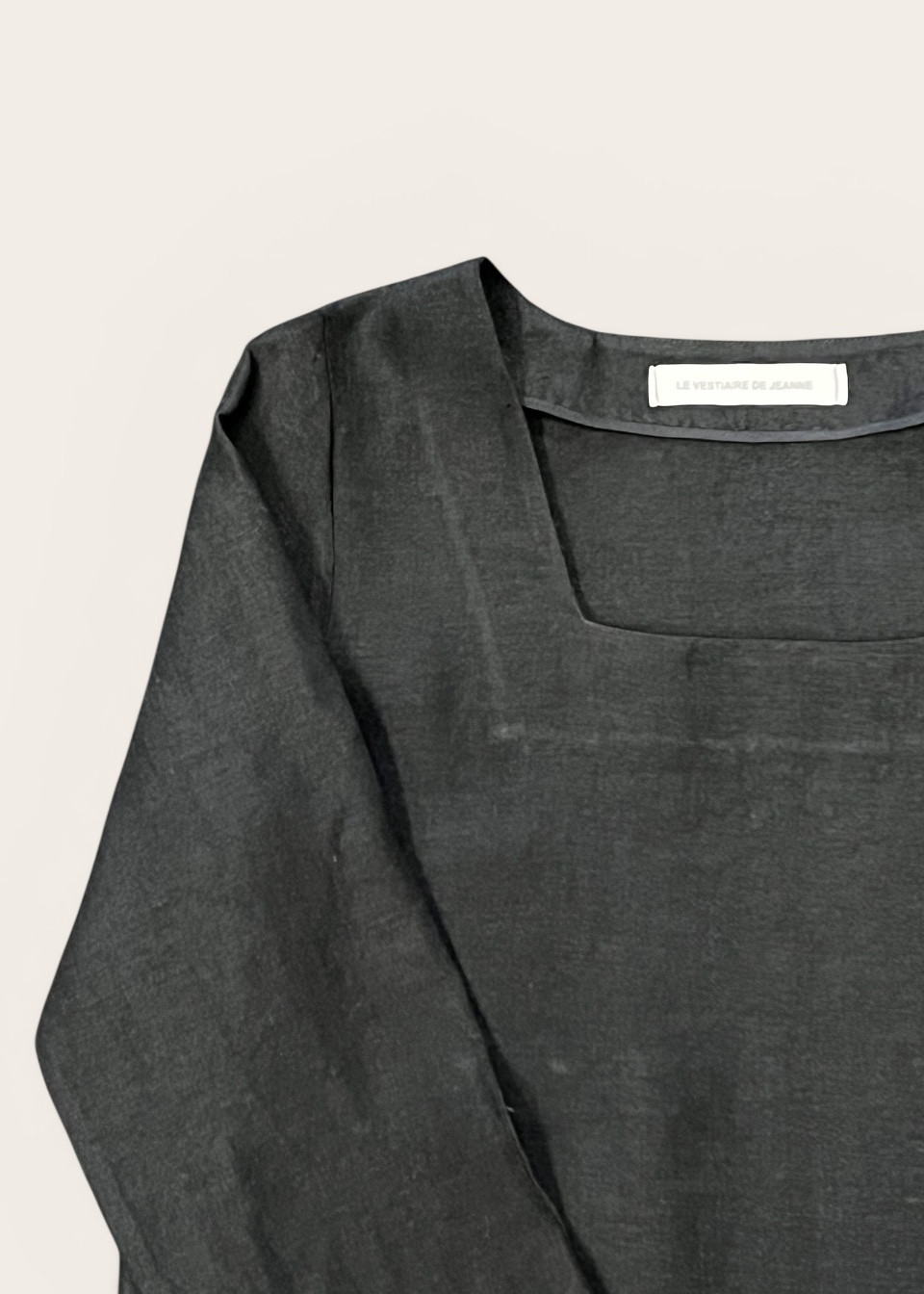 Long sleeves blouse squared neck, black linen