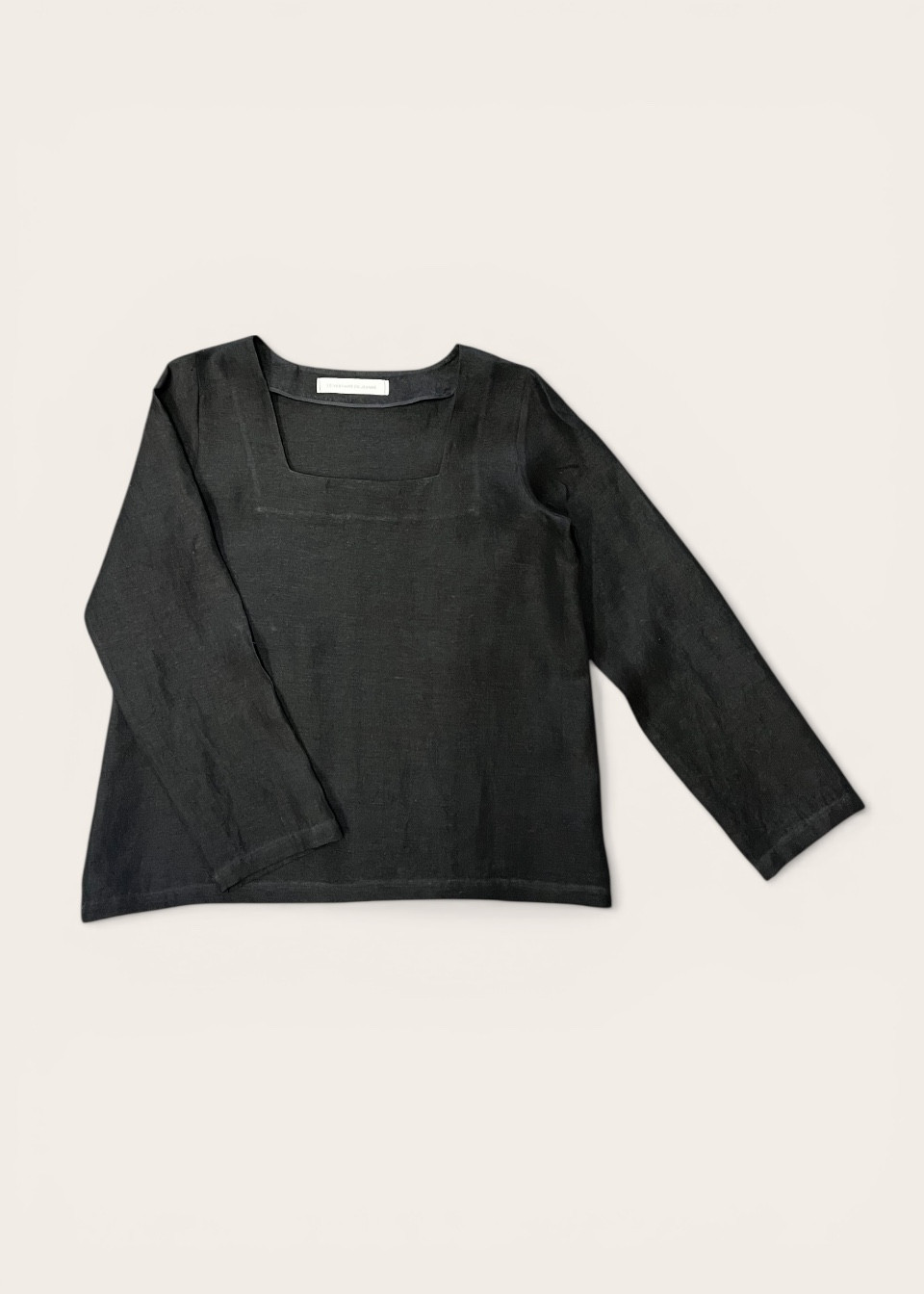 Long sleeves blouse squared neck, black linen