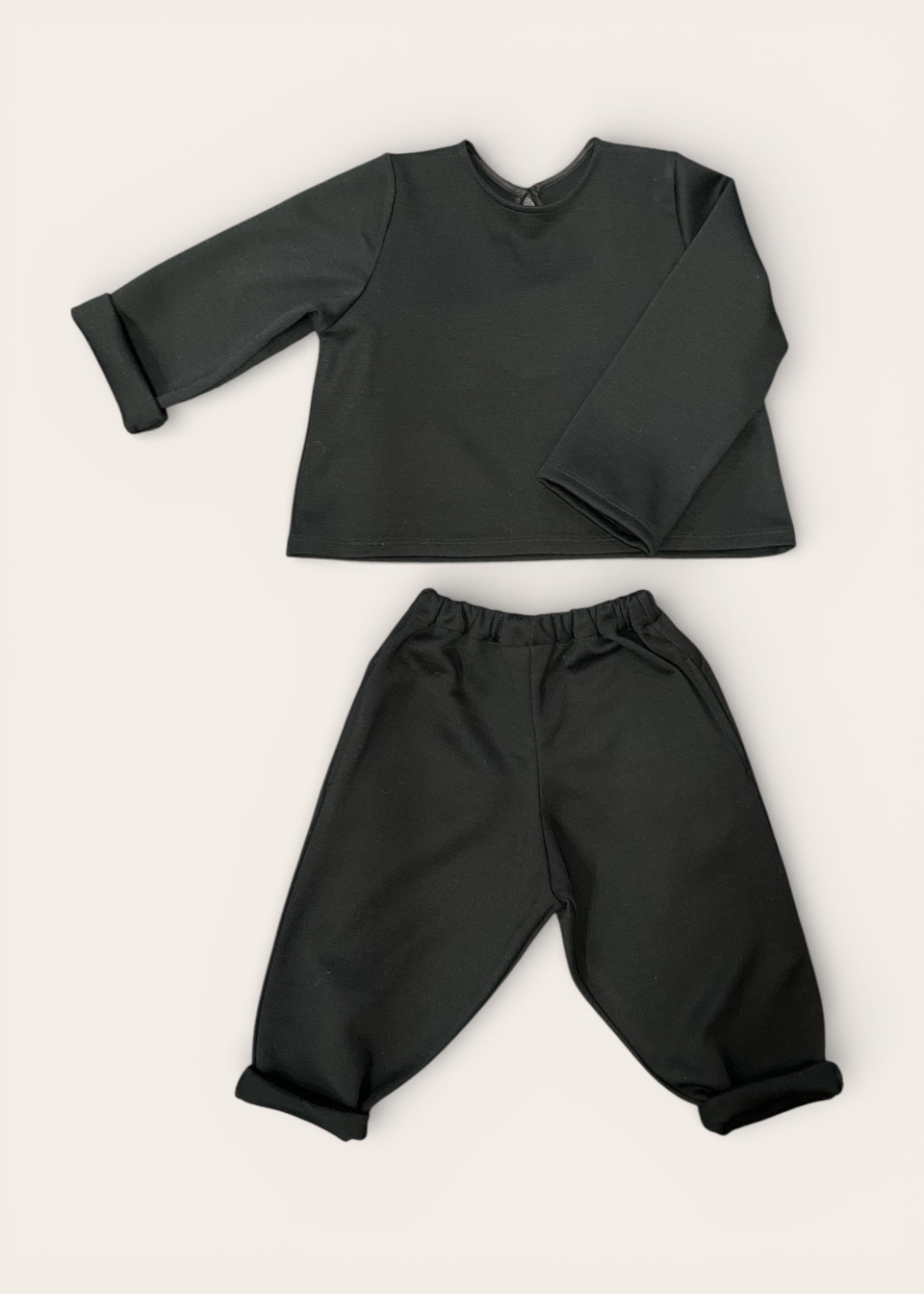 Pull enfant, tissu noir sportswear - LE VESTIAIRE DE JEANNE