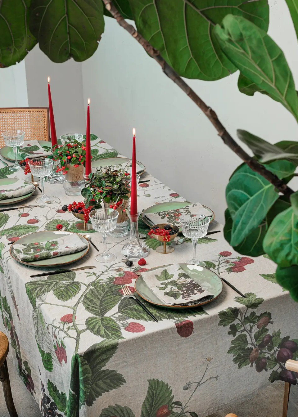 Linen tablecloth with little berries prints - LINOROOM