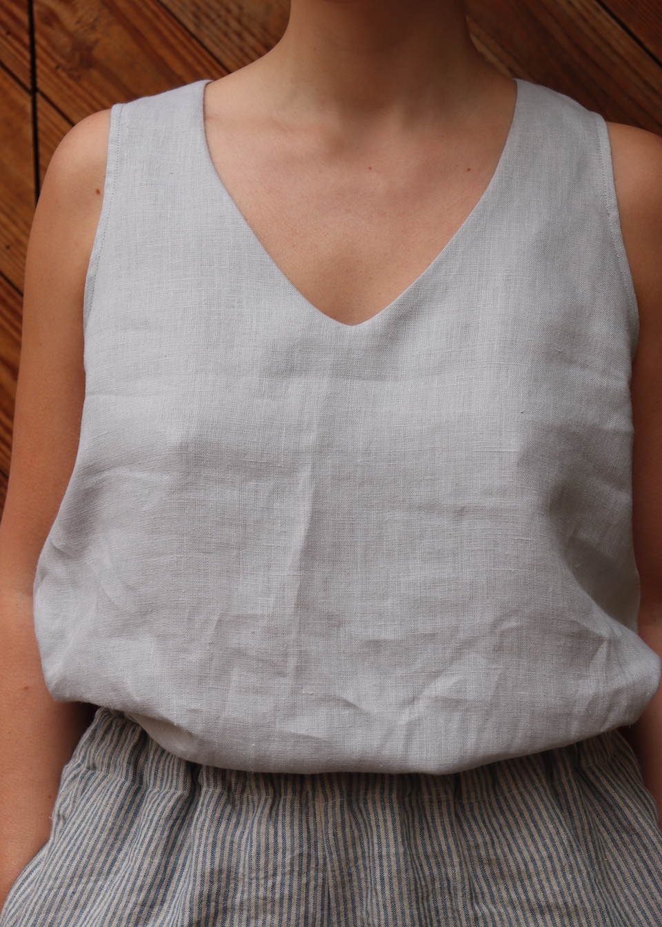 Blouse sans manches en lin gris nuage - LE VESTIAIRE DE JEANNE