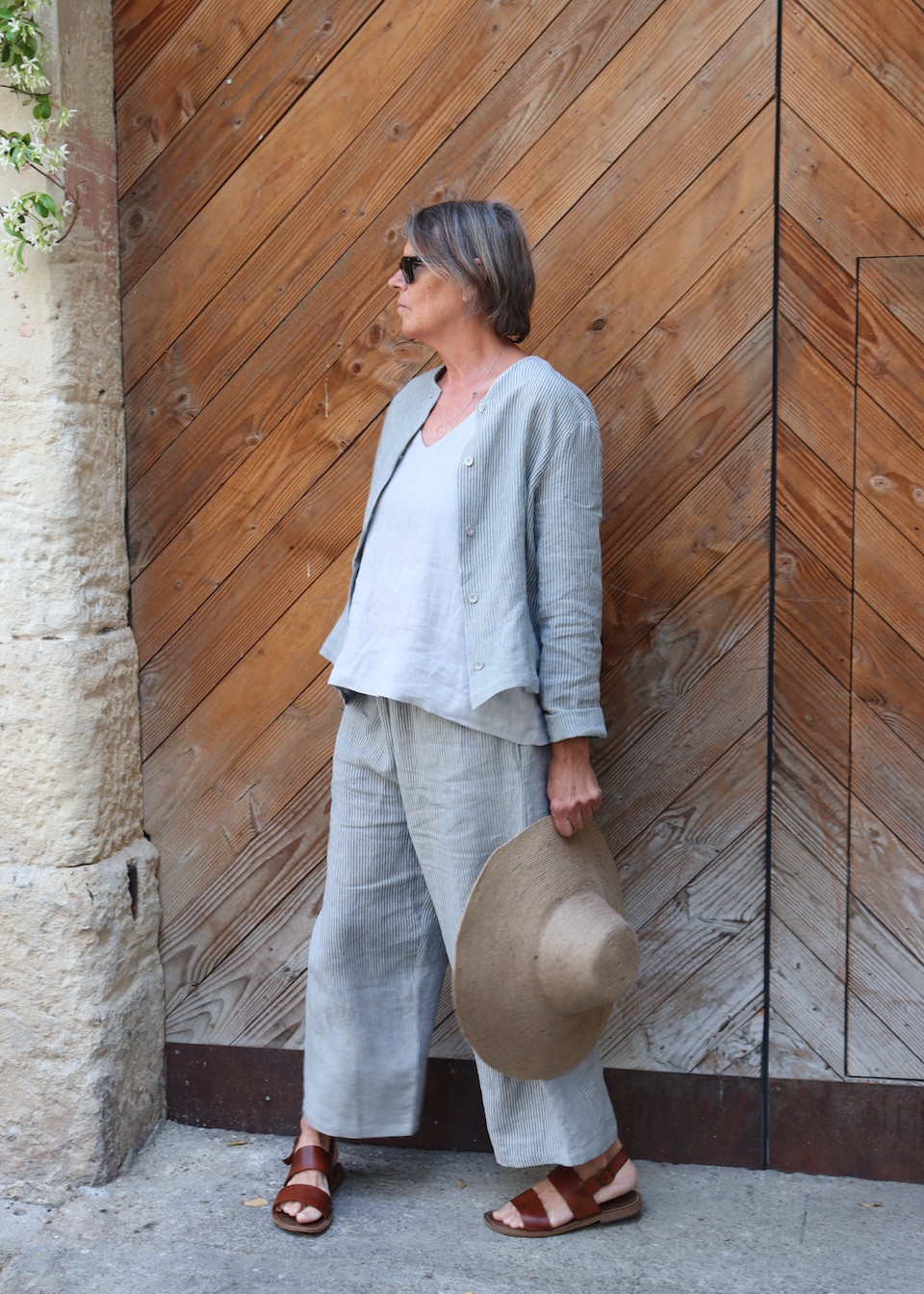 Sleeveless blouse in cloud grey linen - LE VESTIAIRE DE JEANNE