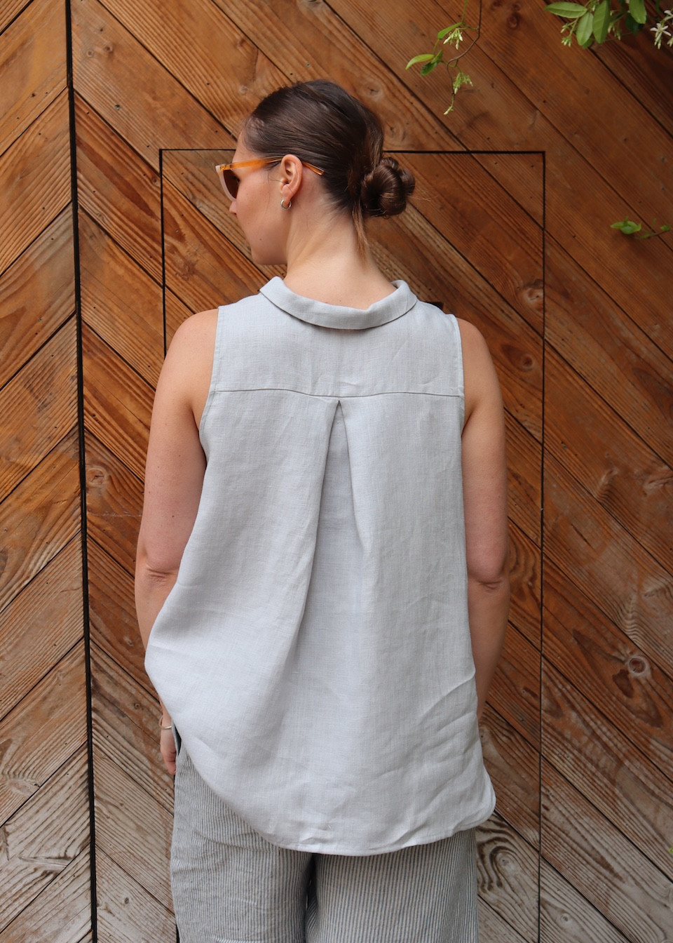 Chemise à plis sans manches, lin gris nuage - LE VESTIAIRE DE JEANNE