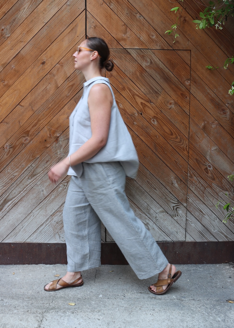 Sleeveless pleated shirt in cloud grey linen - LE VESTIAIRE DE JEANNE