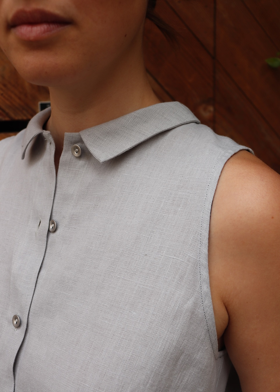Sleeveless pleated shirt in cloud grey linen - LE VESTIAIRE DE JEANNE