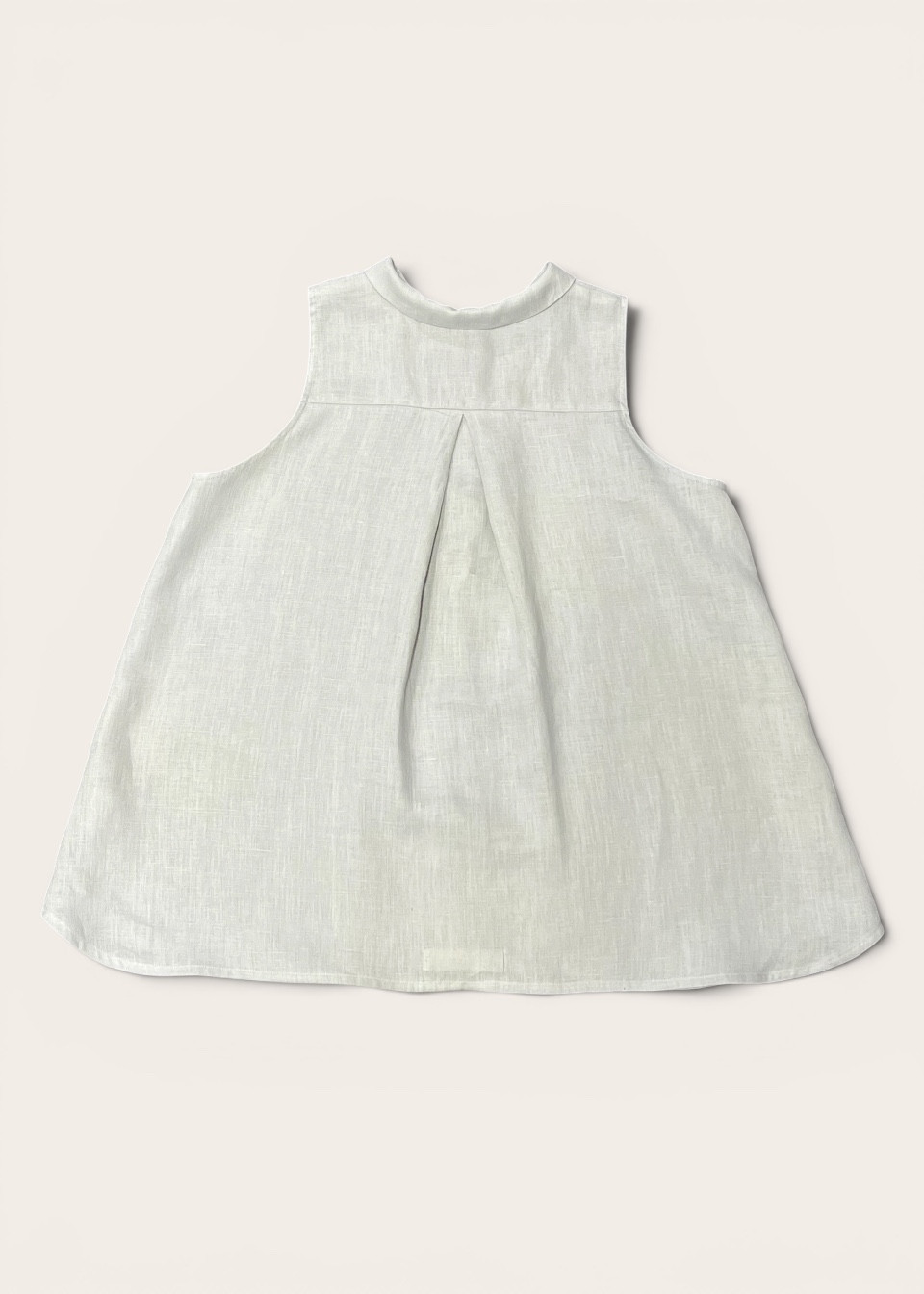 Sleeveless pleated shirt in cloud grey linen - LE VESTIAIRE DE JEANNE