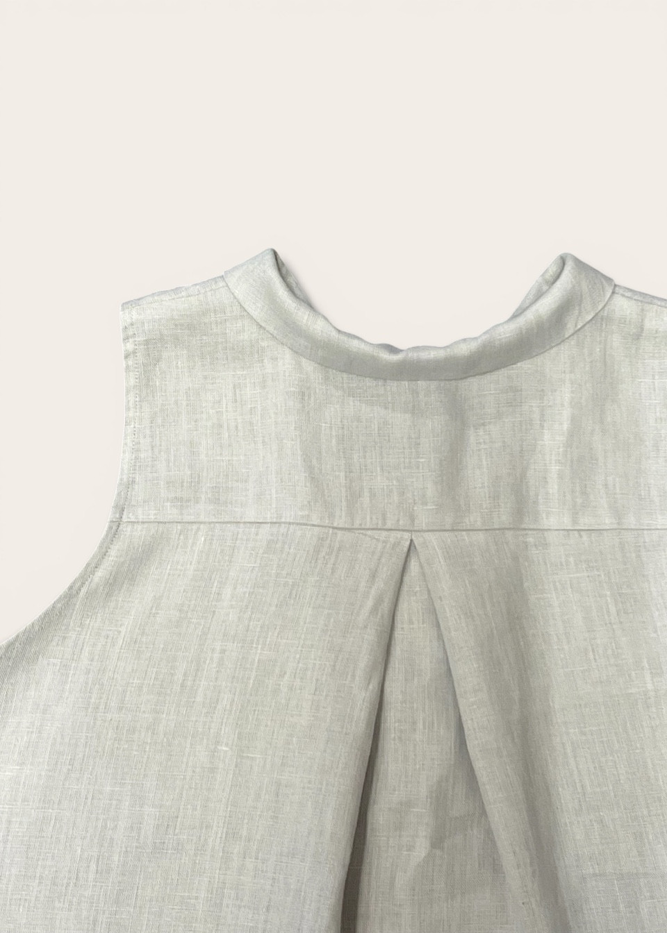 Sleeveless pleated shirt in cloud grey linen - LE VESTIAIRE DE JEANNE