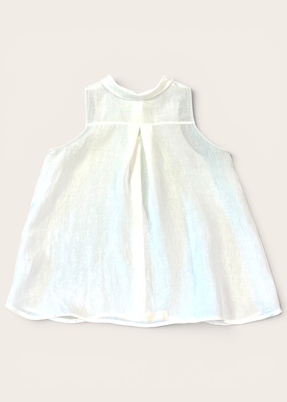 Sleeveless pleated shirt in white linen - LE VESTIAIRE DE JEANNE