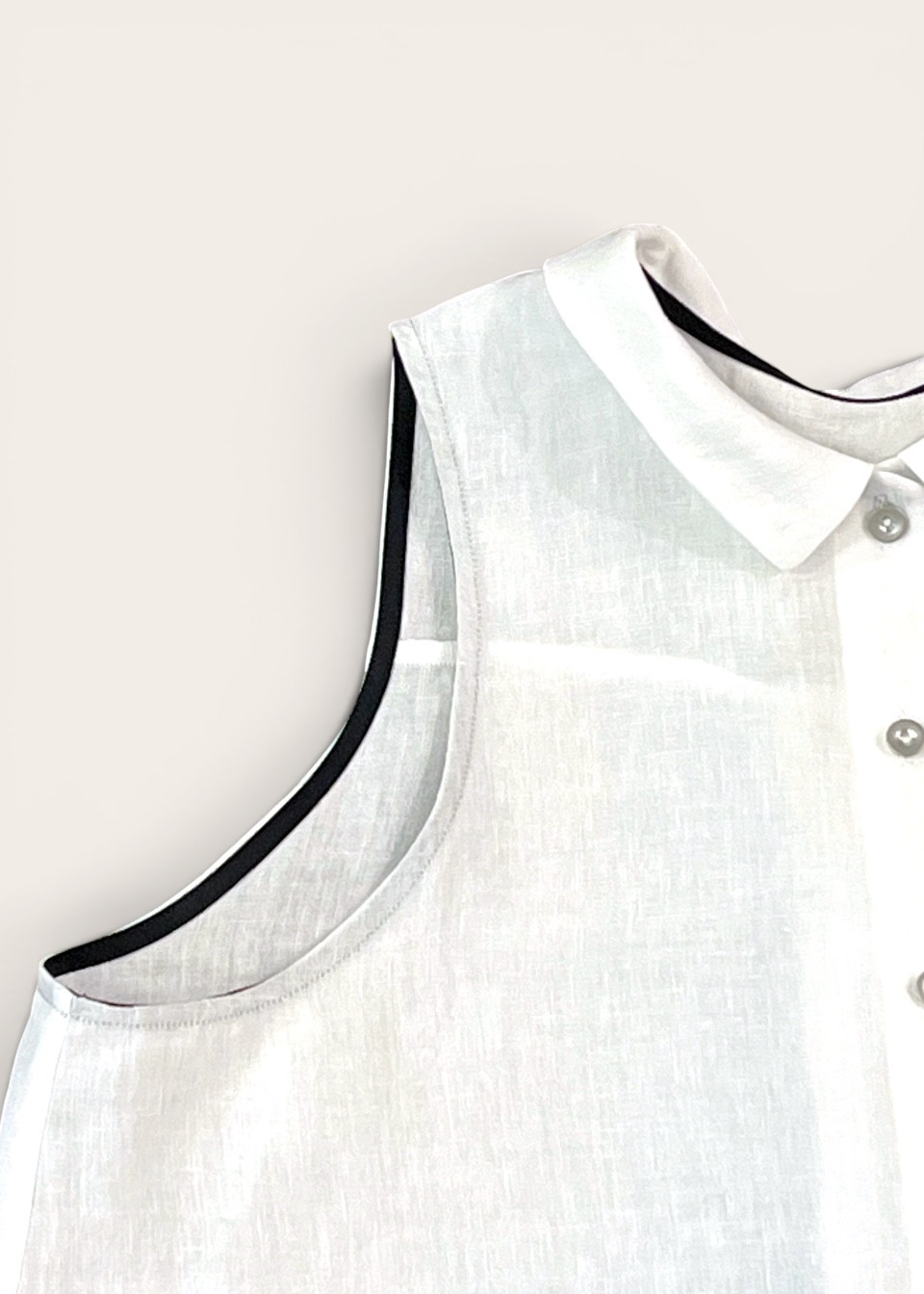 Sleeveless pleated shirt in white linen - LE VESTIAIRE DE JEANNE